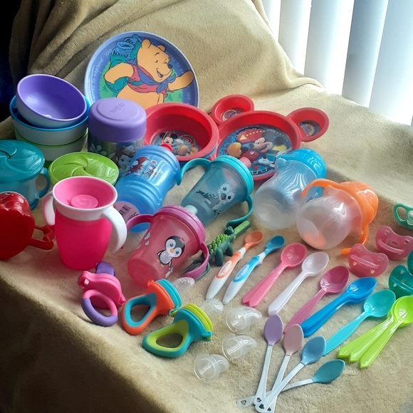 HUGE lot of children's dishes / Kids Dining Set